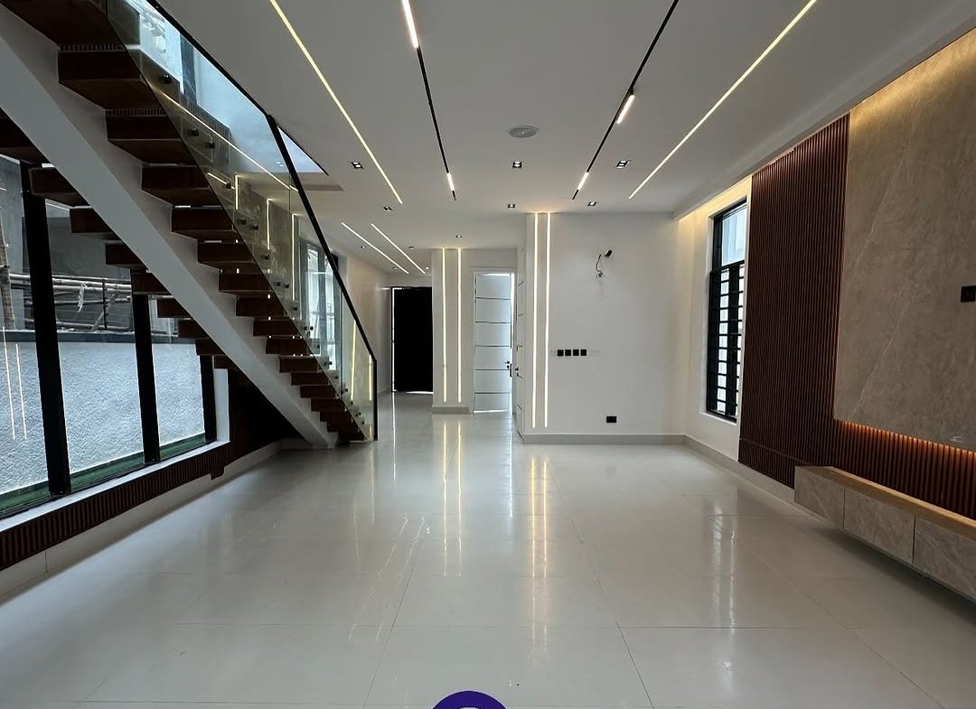 ▪️HOUSE TYPE_ Contemporary 5 bedroom Fully duplex with Swimming pool BQ‼️__📍LOCATION_ Ajah_ Lekki Lagos.__▪️PRICE_ N285 Million Naira‼_2