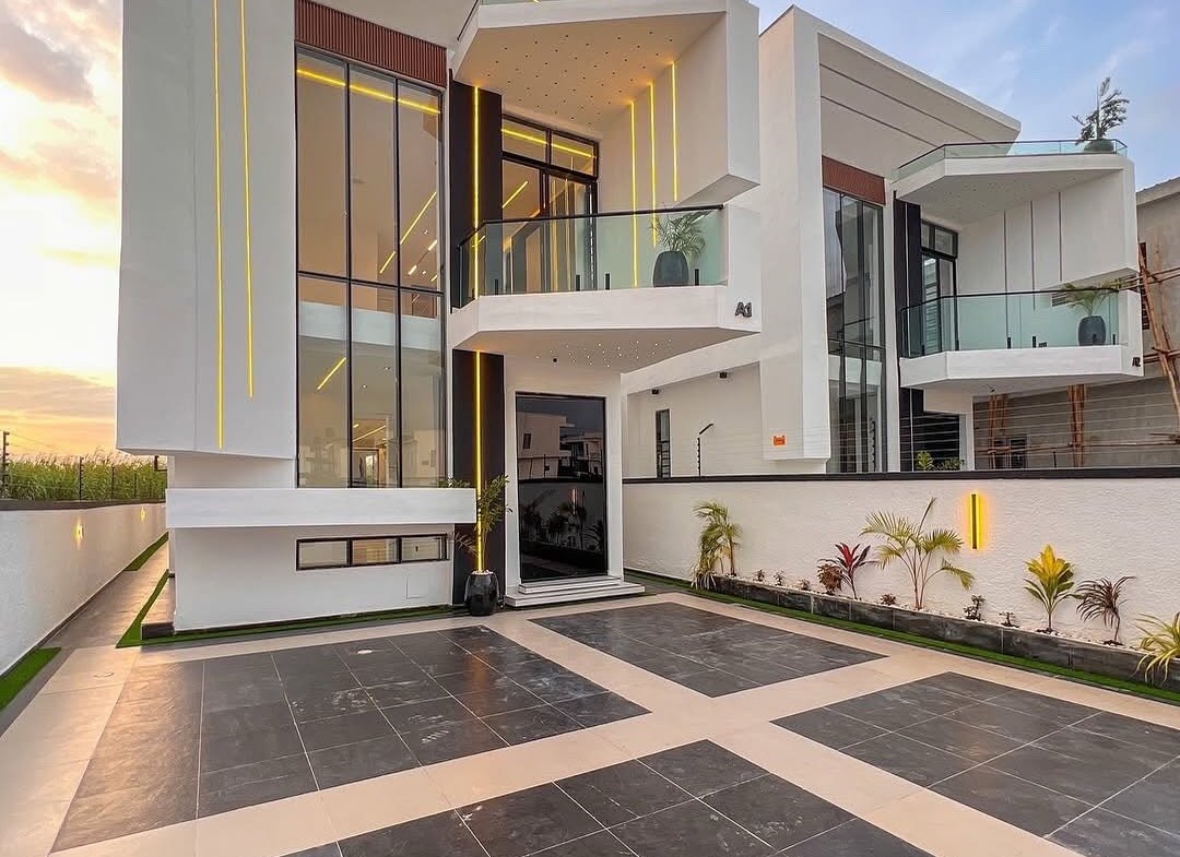 ▪️HOUSE TYPE_ Contemporary 5 bedroom Fully duplex with Swimming pool BQ‼️__📍LOCATION_ Ajah_ Lekki Lagos.__▪️PRICE_ N285 Million Naira‼️(