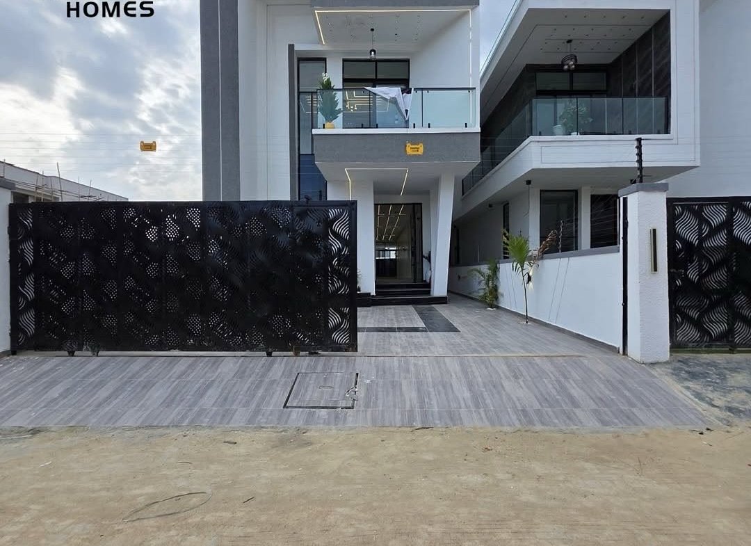 STILL SELLING‼️__HOUSE TYPE_ Contemporary 5 bedroom Fully duplex with Swimming pool BQ‼️__📍LOCATION_ Ajah_ Lekki Lagos.__▪️PRICE_ N300 Mill(